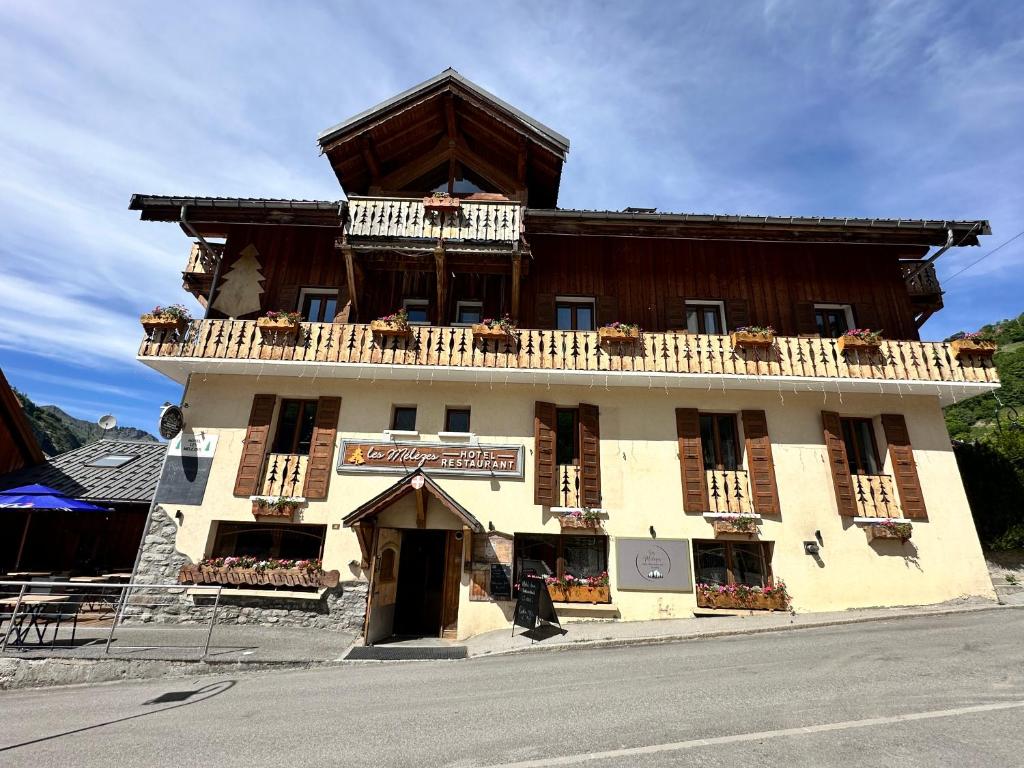 a building on the side of a street at Hôtel-Chalet les Mélèzes in Valloire