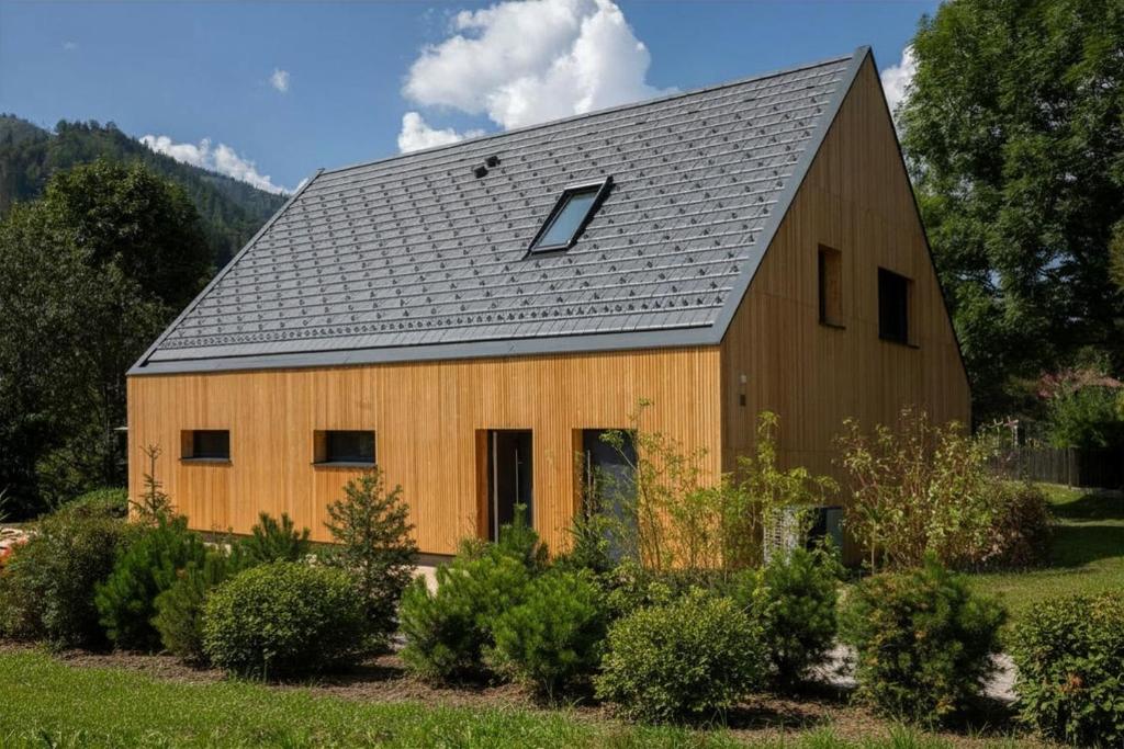 eine große Holzscheune mit grauem Dach in der Unterkunft Frein Chalets - Oberfrein in Frein