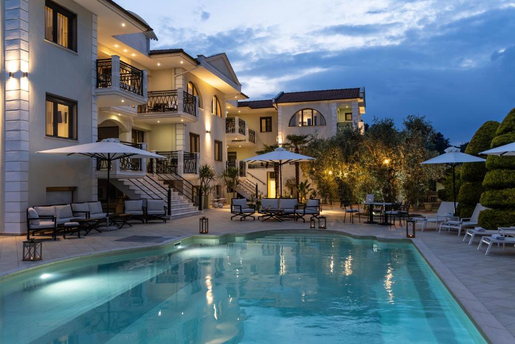 eine Villa mit Swimmingpool vor einem Gebäude in der Unterkunft Maryan in Limenas