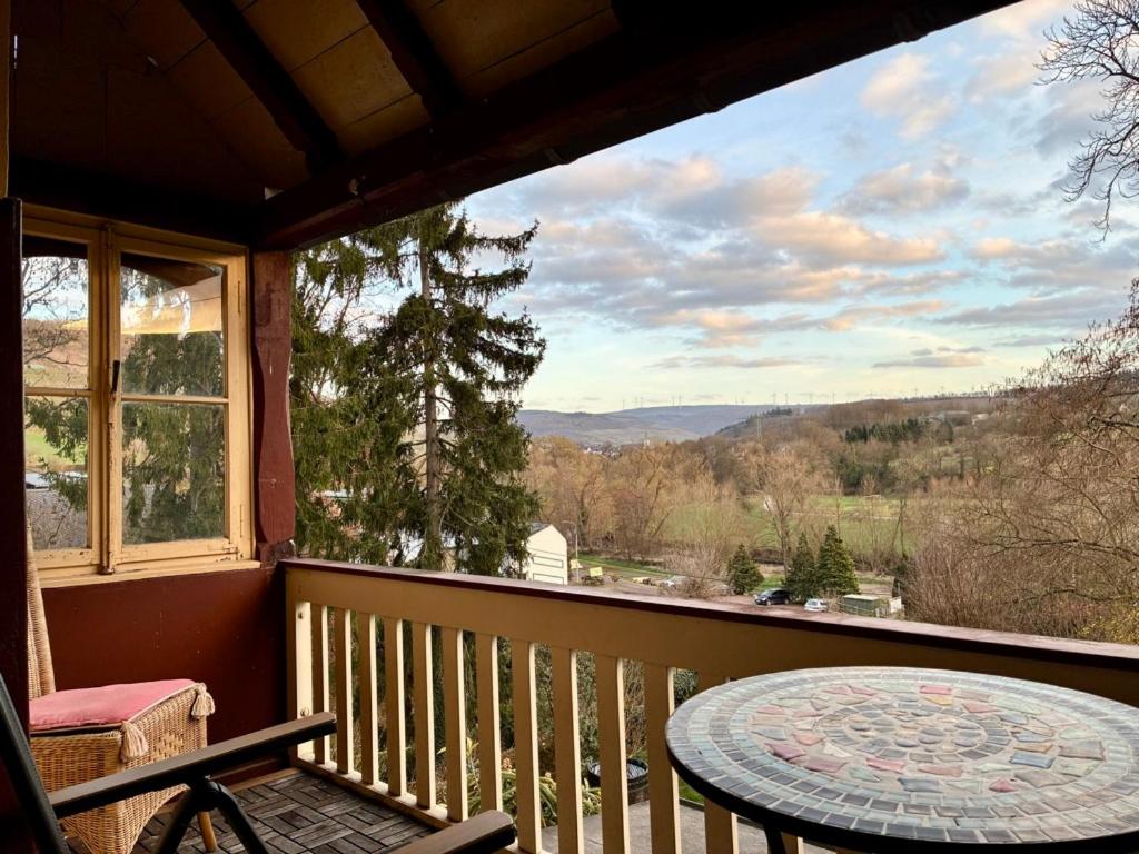 a balcony with a table and a view of the mountains at Bellevue - mit Balkon und Aussicht in Maring-Noviand