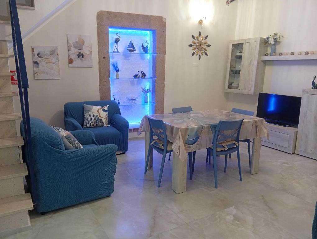 a dining room with a table and chairs at Astrolicamus, Intero Alloggio con camera e bagno in Bosa