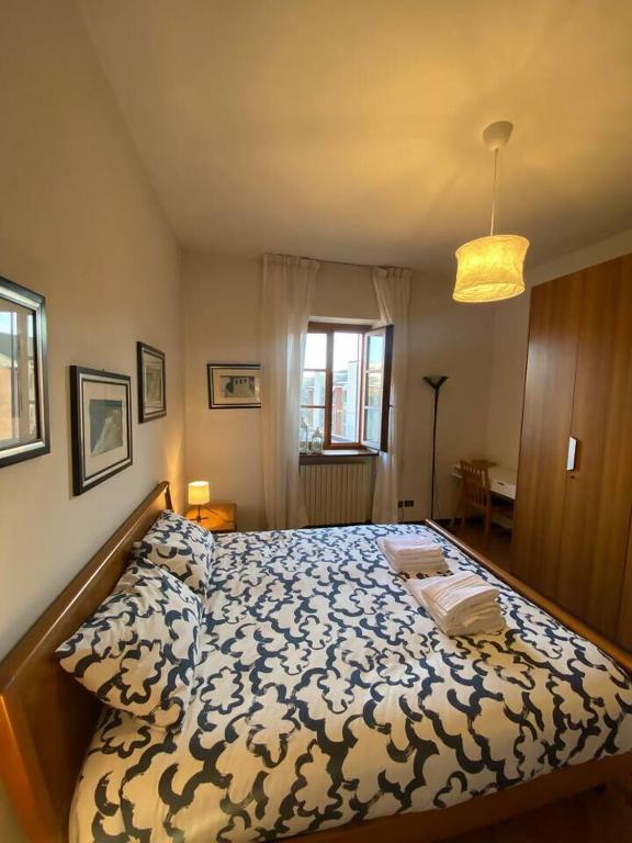 a bedroom with a bed with a blue and white comforter at Casa Vignetto Biella in Biella