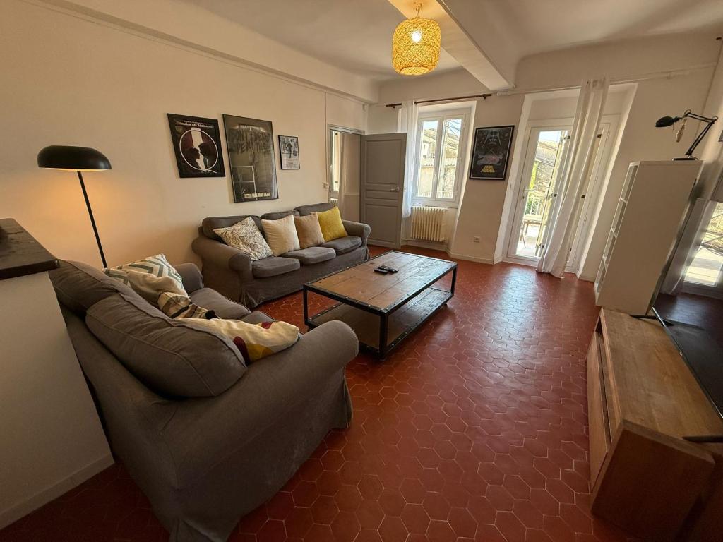 a living room with a couch and a coffee table at Le Balcon des Pourcelles in Les Mées