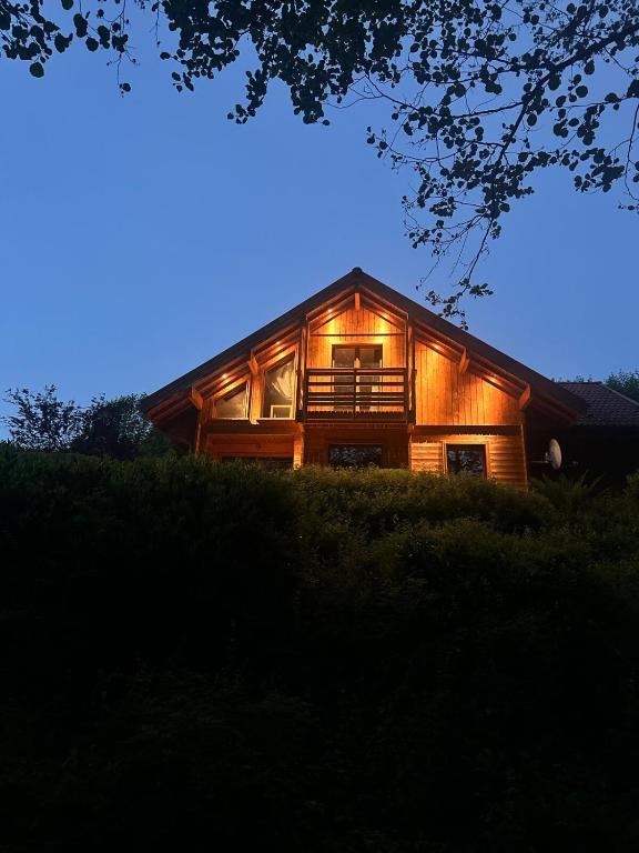 Exceptional chalet, Sauna et jacuzzi, Lake & center within walking distance