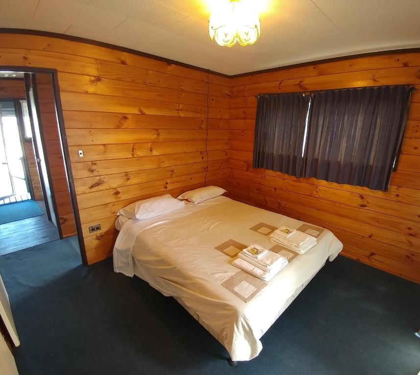 Postel nebo postele na pokoji v ubytování Pineacres Motel and Park