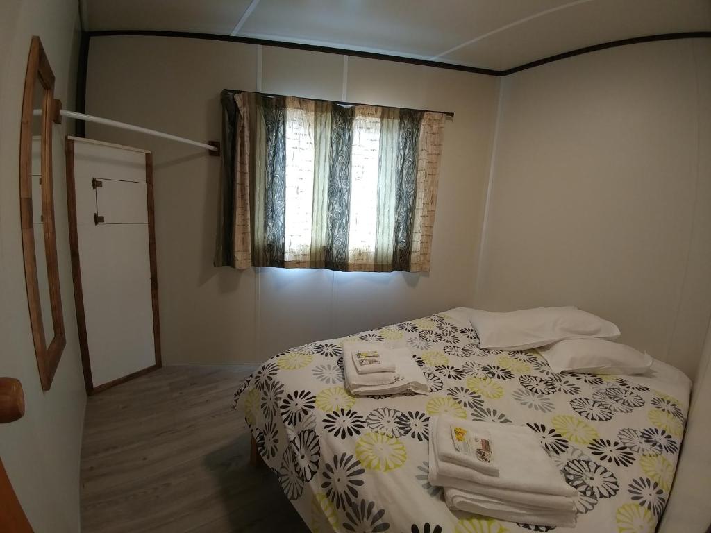 Postel nebo postele na pokoji v ubytování Pineacres Motel and Park