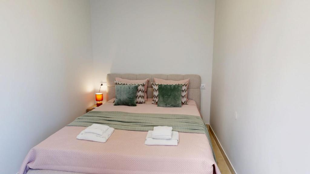 Lobster Room - Coral - 2