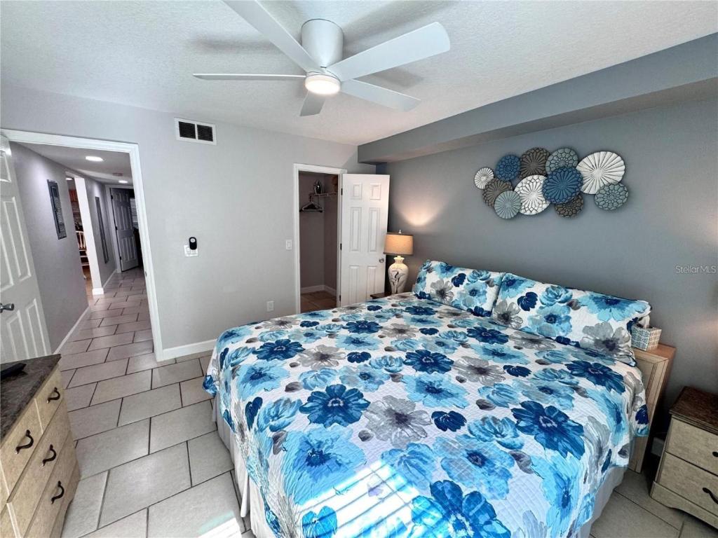 a bedroom with a bed and a ceiling fan at 2BR/2BA condo Sienna Park in Sarasota