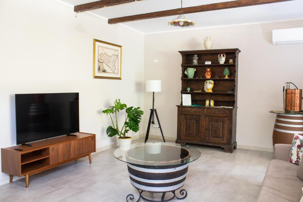 a living room with a tv and a coffee table at Casa Ziretto in Castelmola