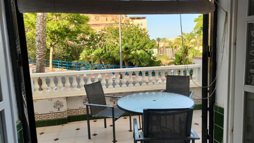 a patio with a table and chairs on a balcony at Duplex Los Chanchez in Aguadulce