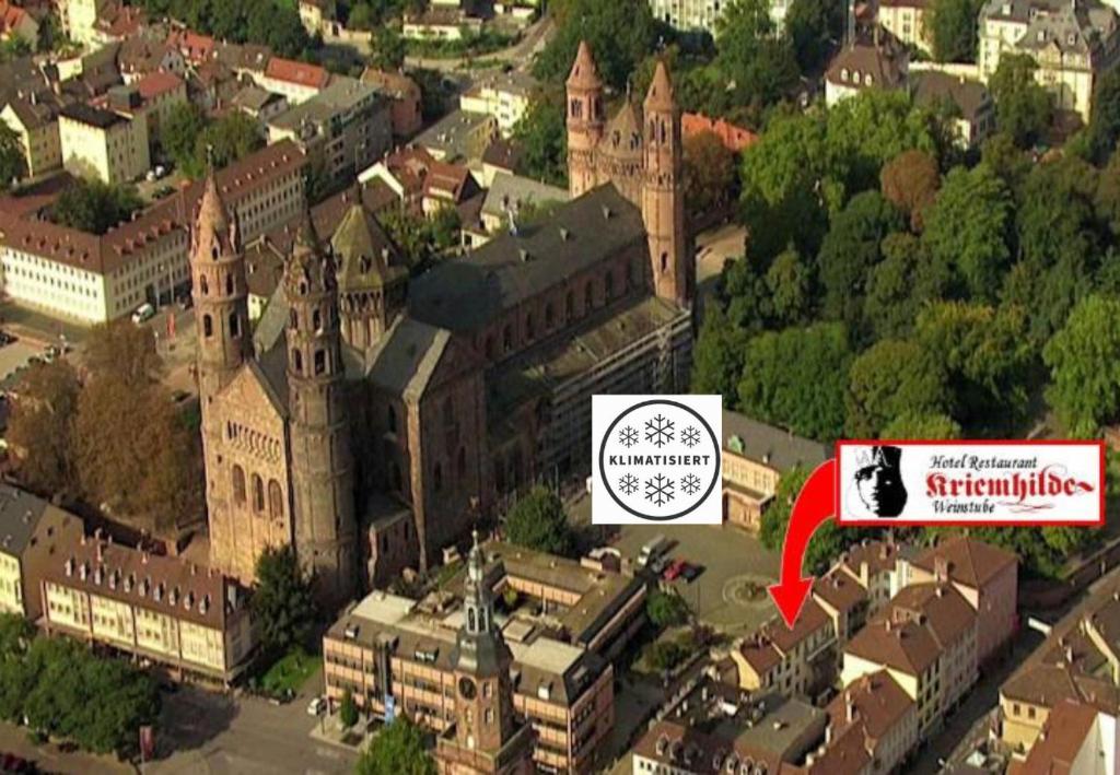 an image of a large building with a red arrow at Hotel Kriemhilde in Worms