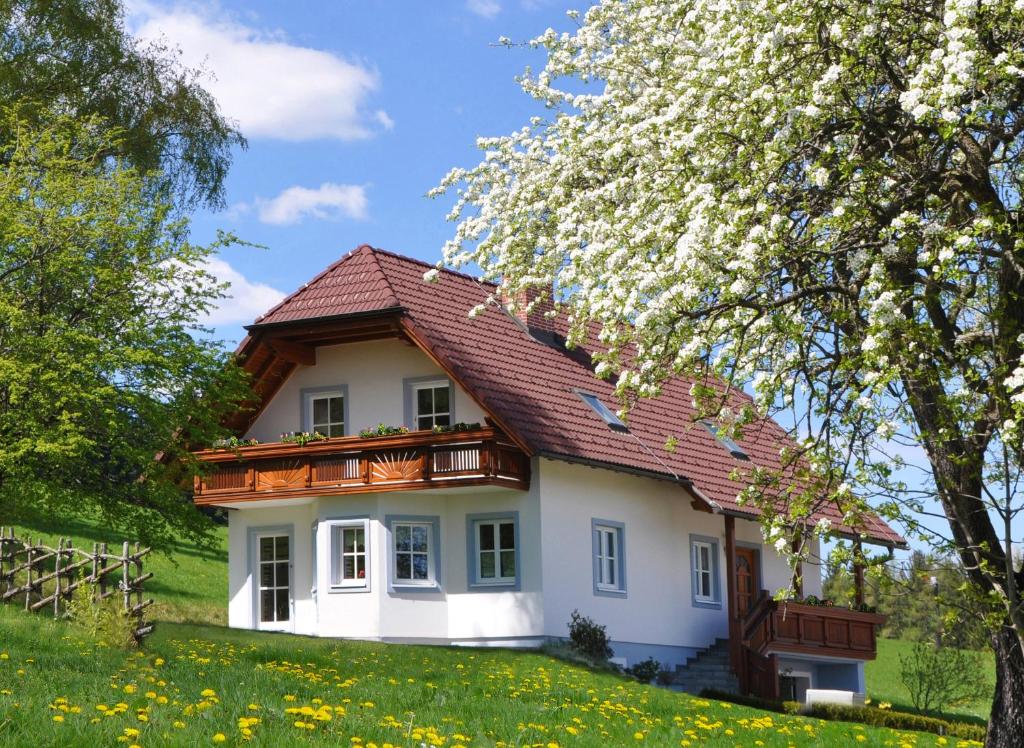 une maison blanche avec un toit rouge dans l'établissement Urlaub am Bauernhof Hans im Winkel, à Wenigzell