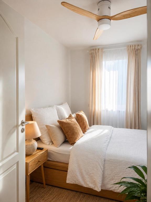 a bedroom with a bed with white sheets and a window at Sonnensteinzimmer Pirna - zwischen Sächsischer Schweiz und Dresden in Pirna