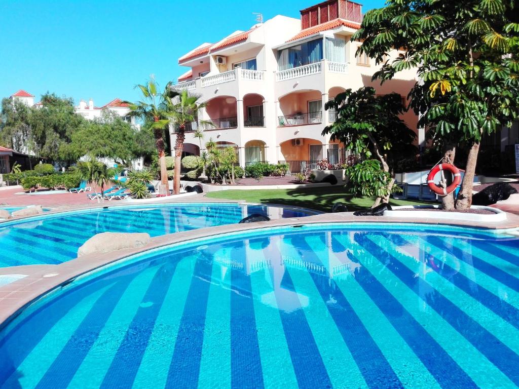 a large blue swimming pool in front of a building at Royal Golf Park Club in San Miguel de Abona