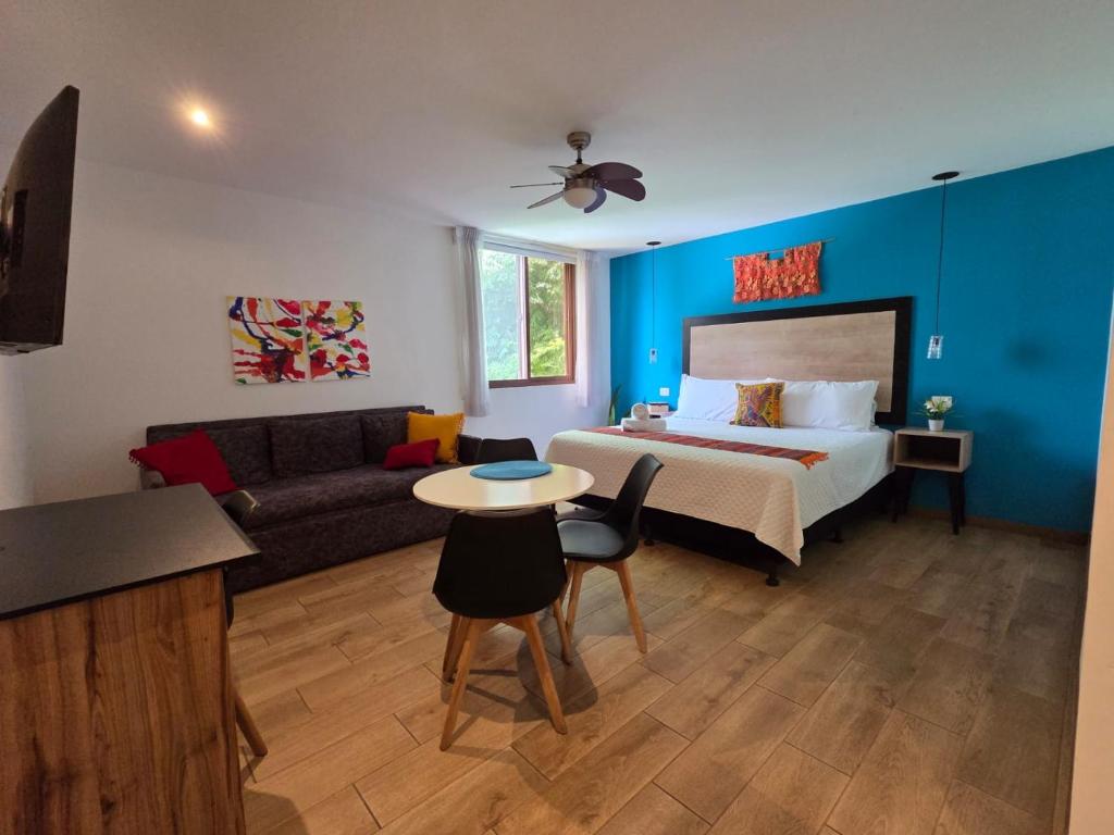 a hotel room with a bed and a couch at Dk8 - Nice studio in Zona Viva in Guatemala