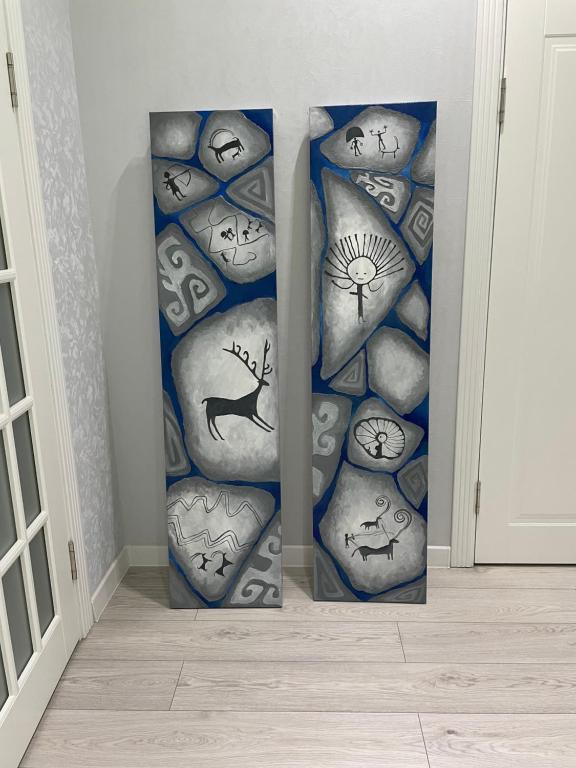a painting of a wall with a bunch of rocks at Moto Guest House in Kochkorka