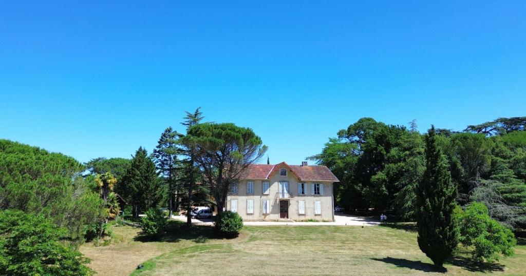 an old house in the middle of a field at Domaine de Lasserre in Lupiac