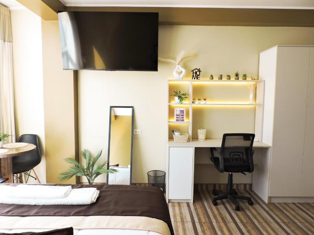 a bedroom with a bed and a desk and a chair at EmbajadaWanka in Huancayo
