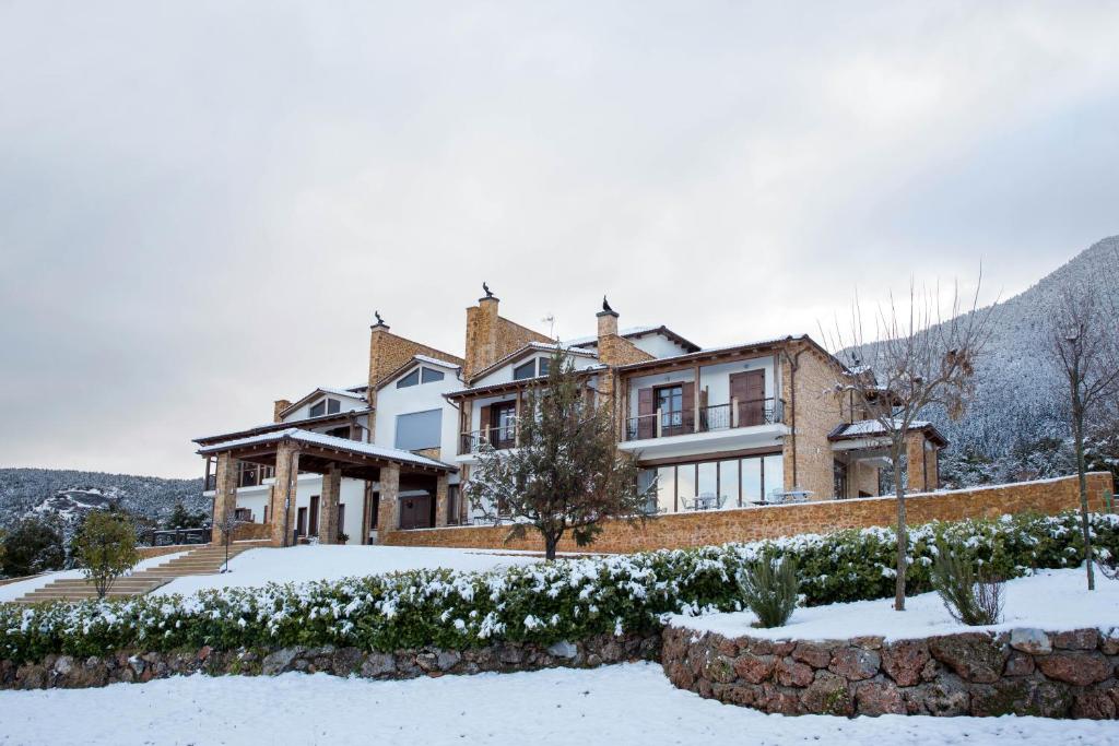 uma casa grande com neve no chão em Nymfasia Resort em Vytina