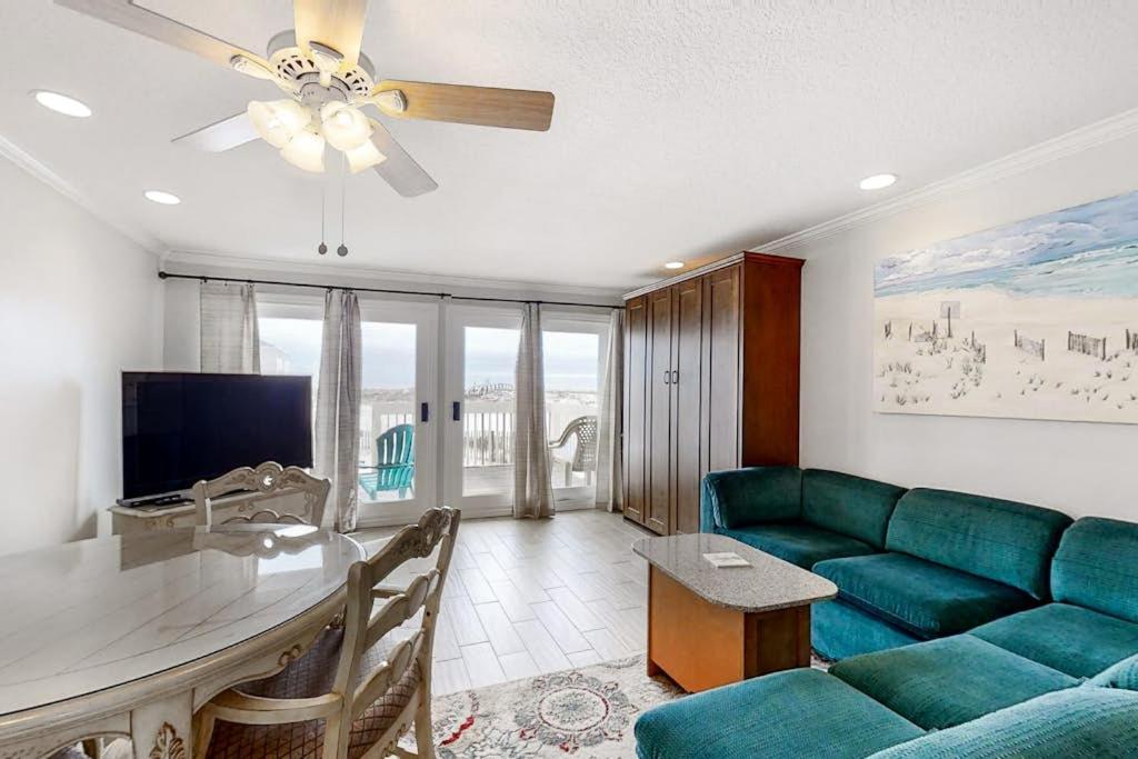 Spacious Condo Private Wi-Fi Bike to beach Near shops and dining