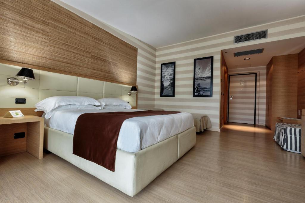 Łóżko lub łóżka w pokoju w obiekcie Hotel Pineta Wellness & Spa