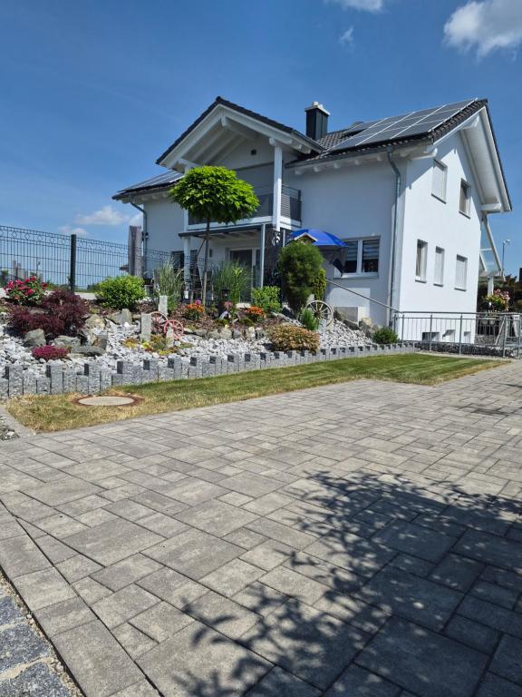 a house with a garden in front of it at Helle Wohnung im schönen Allgäu in Kraftisried