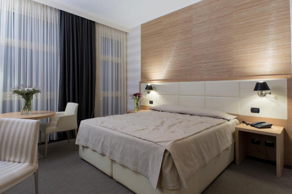 Łóżko lub łóżka w pokoju w obiekcie Hotel Pineta Wellness & Spa