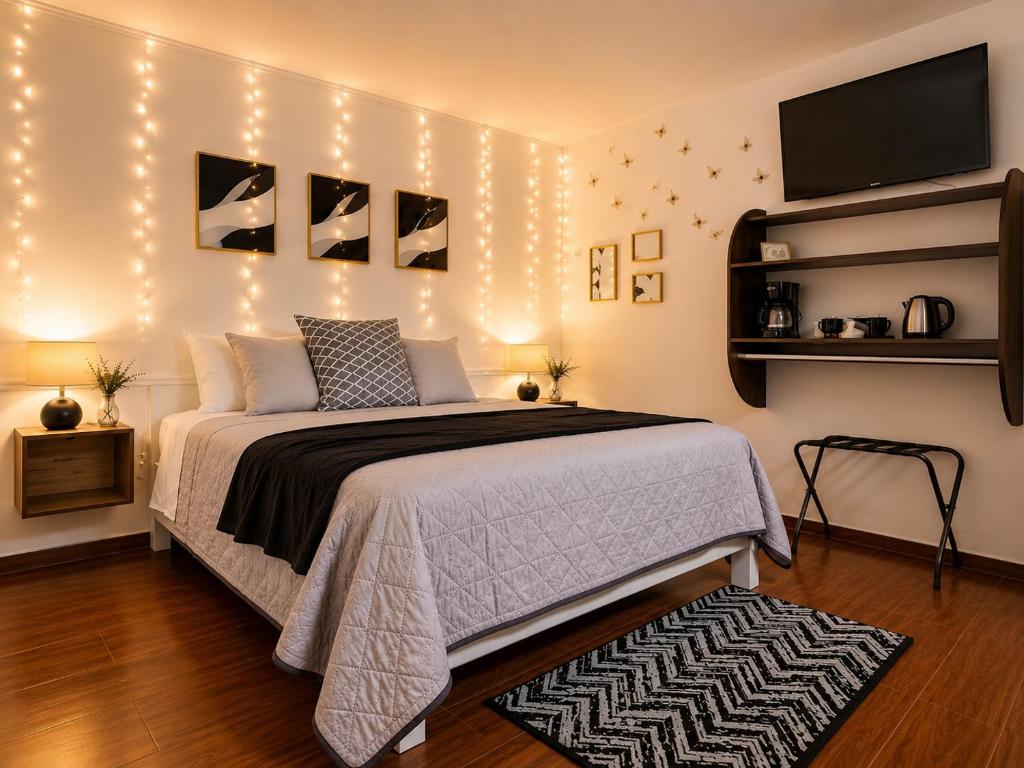 a bedroom with a bed with lights on the wall at Nagomi Casa amplia para empresas, grupos y familias in Pachuca de Soto
