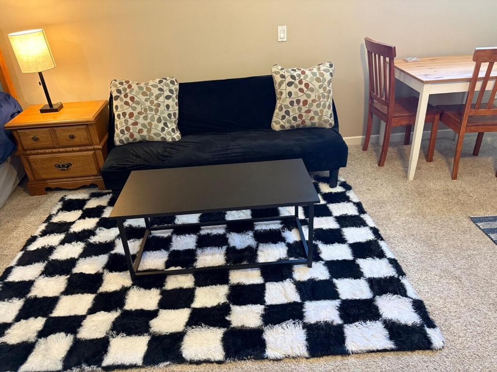 a living room with a couch and a table at EmERALD loft studio SWiMMiNG pool kitchen DwNTwN in Phoenix