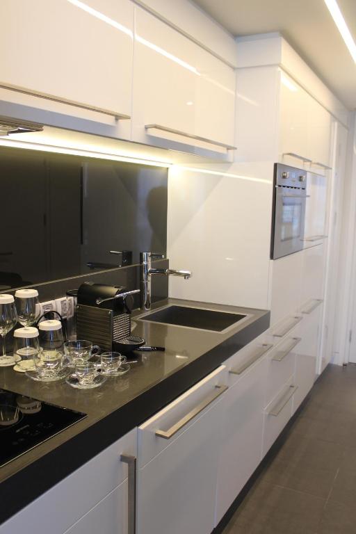 Kuchyň nebo kuchyňský kout v ubytování First Class Marina Herzlia