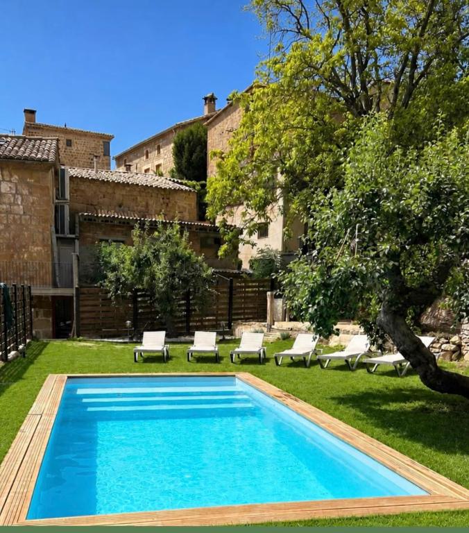 ein Swimmingpool im Garten eines Hauses in der Unterkunft Cal Jan in Ogern