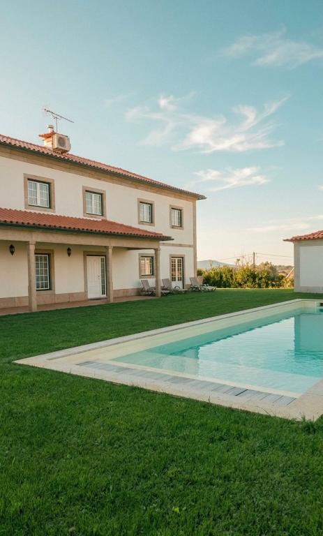 a house with a swimming pool in the yard at Cantinho do Minho - Ponte de Lima in Ponte de Lima