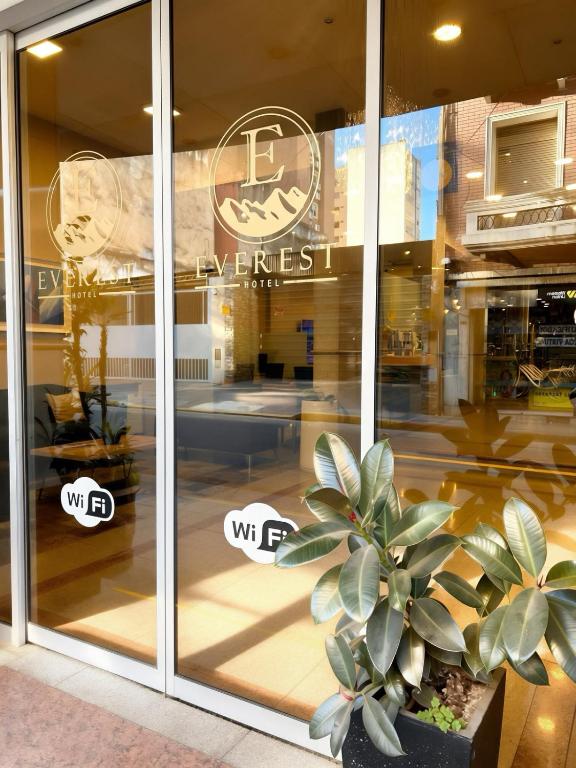 a store front window of a furniture store at Hotel Everest in Córdoba