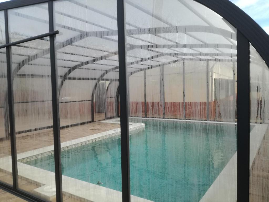 Bazén v ubytování CASA LA FÀBRICA nebo v jeho okolí