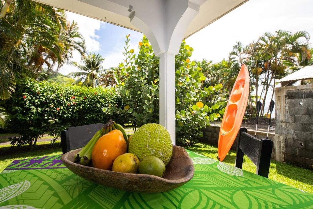 a bowl of fruit is sitting on a table at Bungalow Tearo in Tiripoa