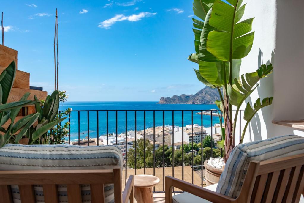 a balcony with chairs and a view of the ocean at Las Torres by Santas Hotels in Altea