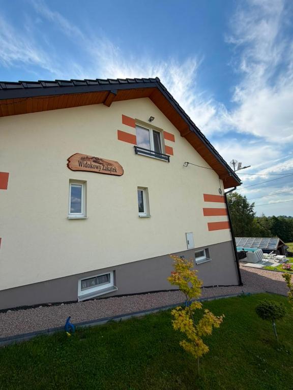 a building with a sign on the side of it at Widokowy zakątek niedaleko Energylandi apartament Zator in Zator