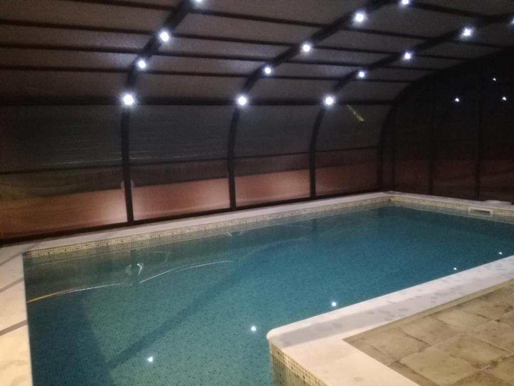 Bazén v ubytování CASA LA FÀBRICA nebo v jeho okolí