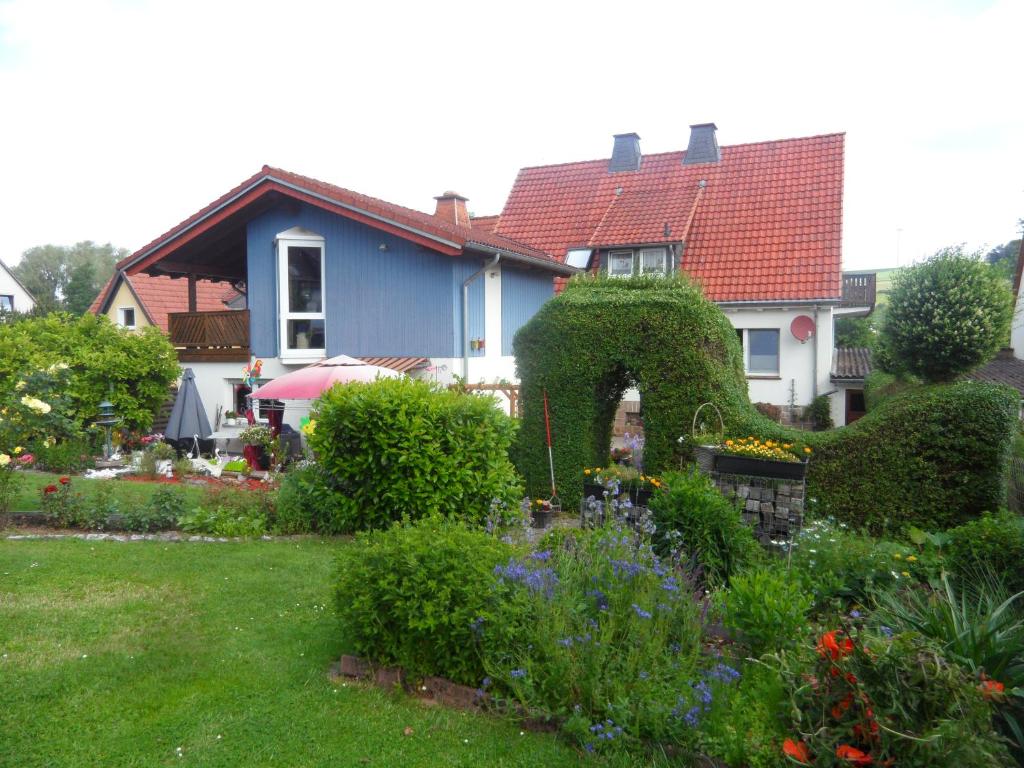 a garden in front of a house at Ferienwohnung Mutter in Twiste