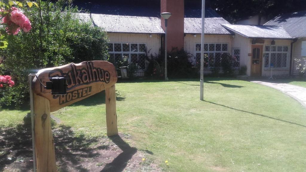 un cartel en un patio frente a una casa en Rukalhue en San Martín de los Andes