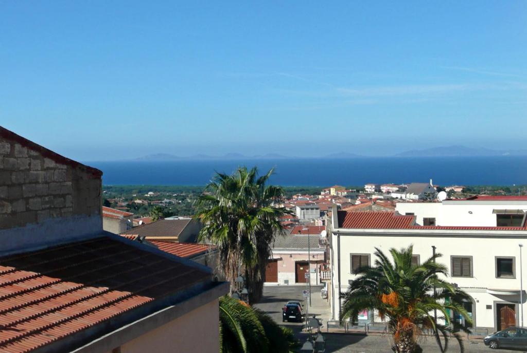 vistas a una ciudad con palmeras y al océano en Casa Romantica, en Sorso