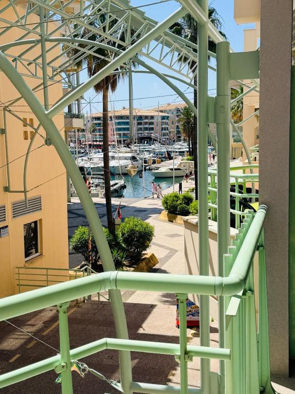 Port frejus - studio lumineux - parking - terrasse - climatisation