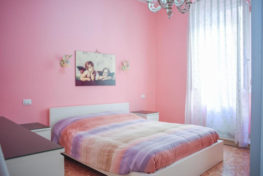 ローマにあるFrattina De Luxeのピンクのベッドルーム(ベッド1台、シャンデリア付)