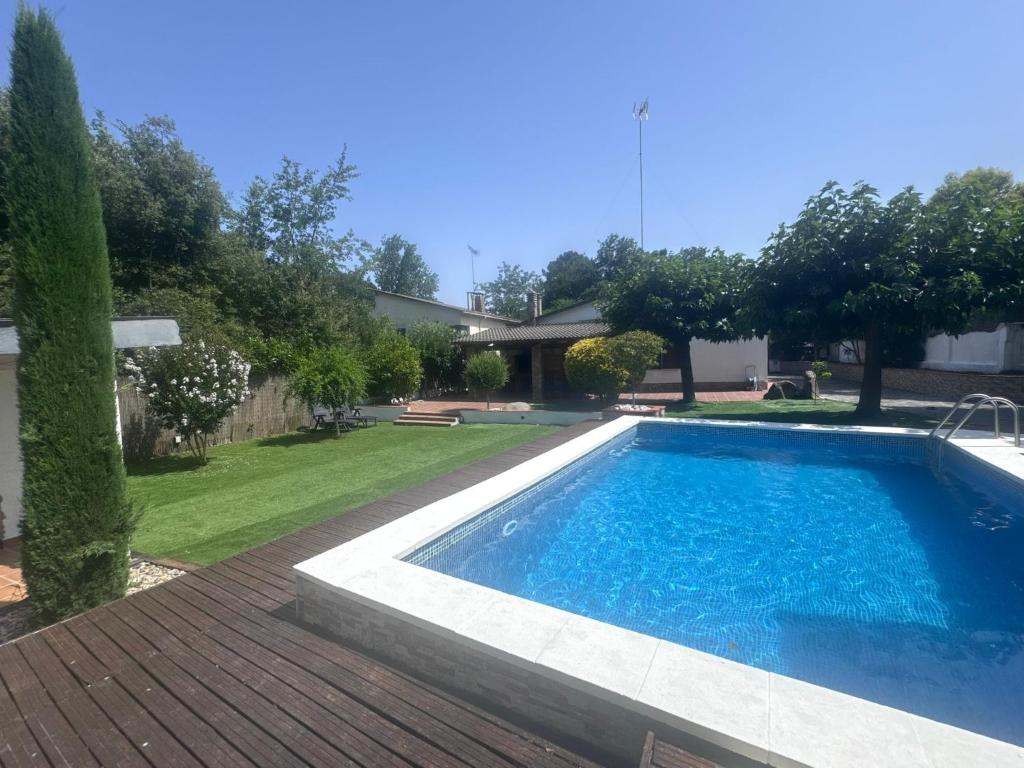 a swimming pool in the backyard of a house at HomeHolidaysRentals Confort in La Batlloria