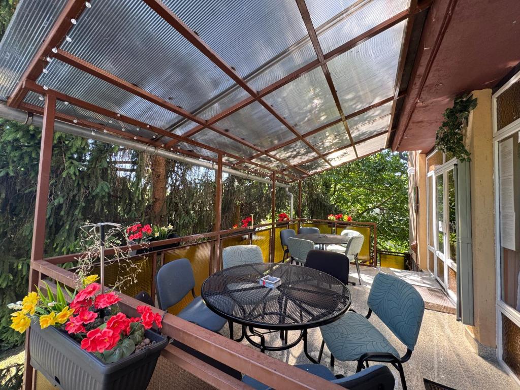 a screened in porch with a table and chairs at Manna Igal Apartman in Igal