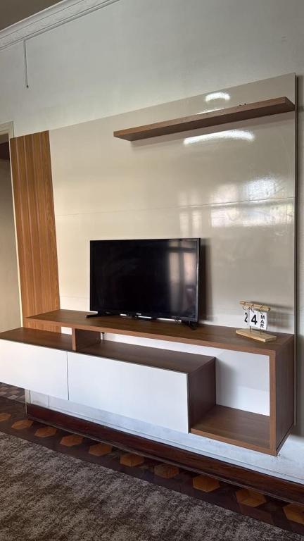 a living room with a flat screen tv on a wall at Sobrado completo, confortável e bem localizado in Santo André