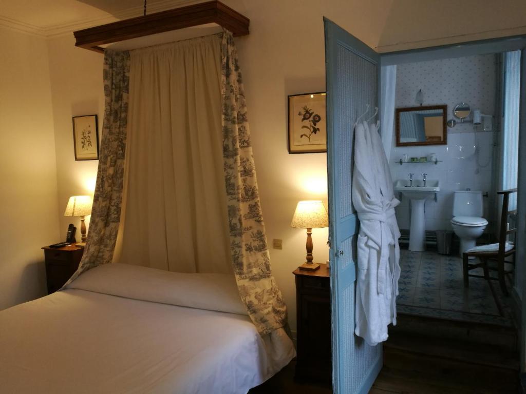 Postel nebo postele na pokoji v ubytování Hotel Logis - Chateau de Beauregard