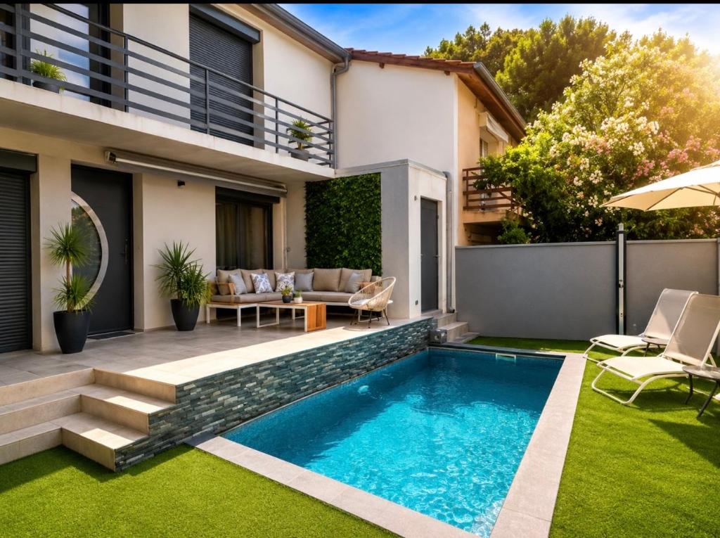 a swimming pool in the backyard of a house at Villa luxueuse et Moderne avec piscine ! in Béziers