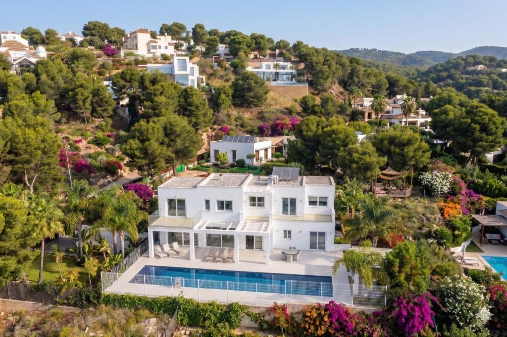 an aerial view of a white house with a swimming pool at Villa Palacio Nazari in Málaga