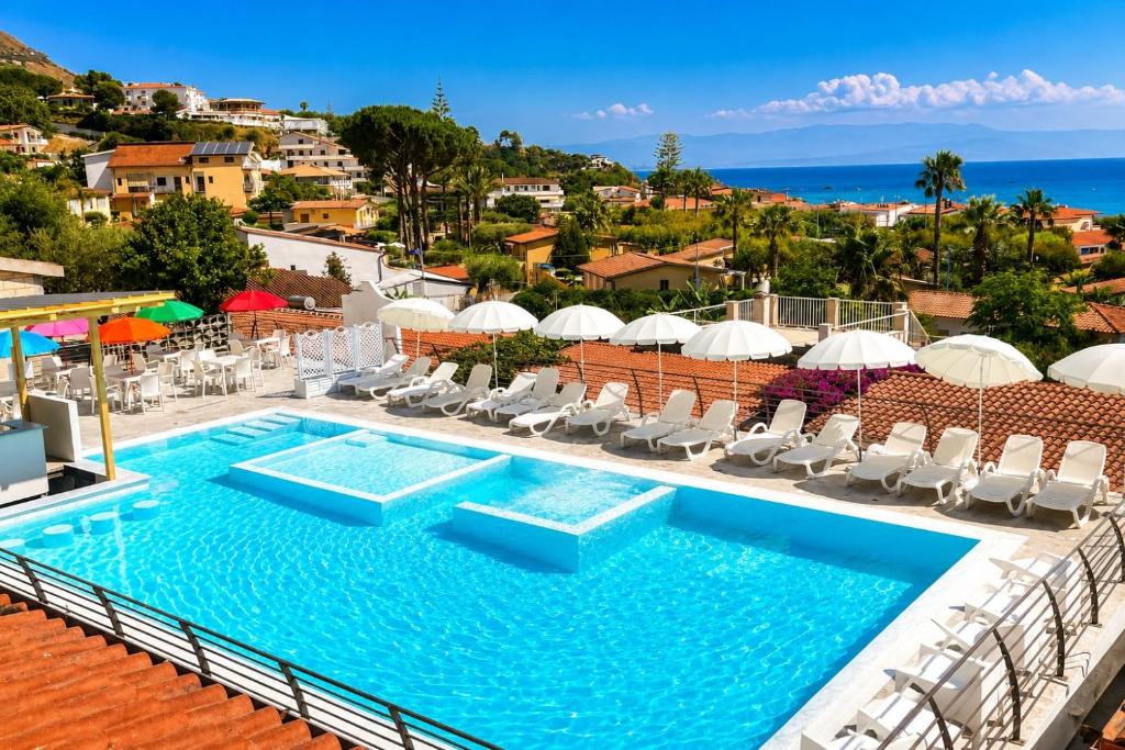 Ninfa Sul Mare Apartments - Piscina con Area Relax e Parcheggio Gratuito